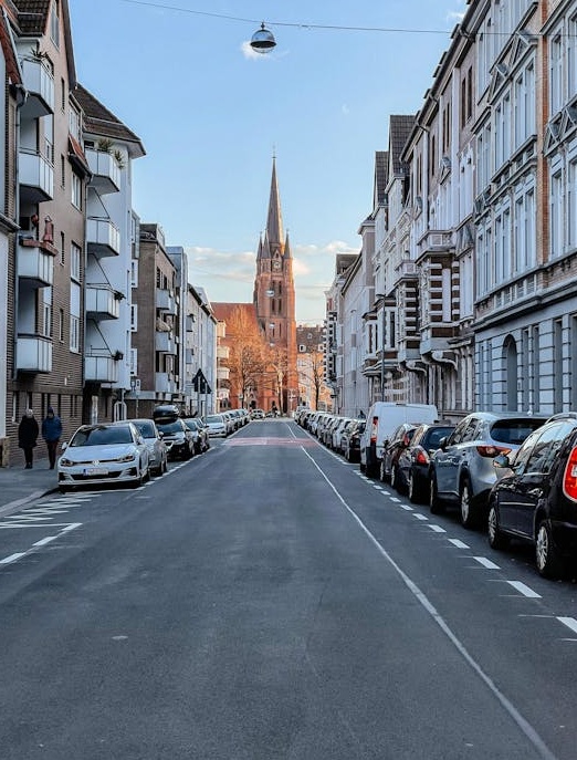 一位内容创作者专注于制作高质量的TikTok视频