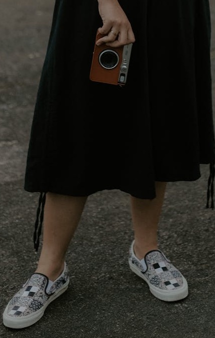 TikTok算法工作原理示意图，展示了初始浏览量如何触发病毒式传播