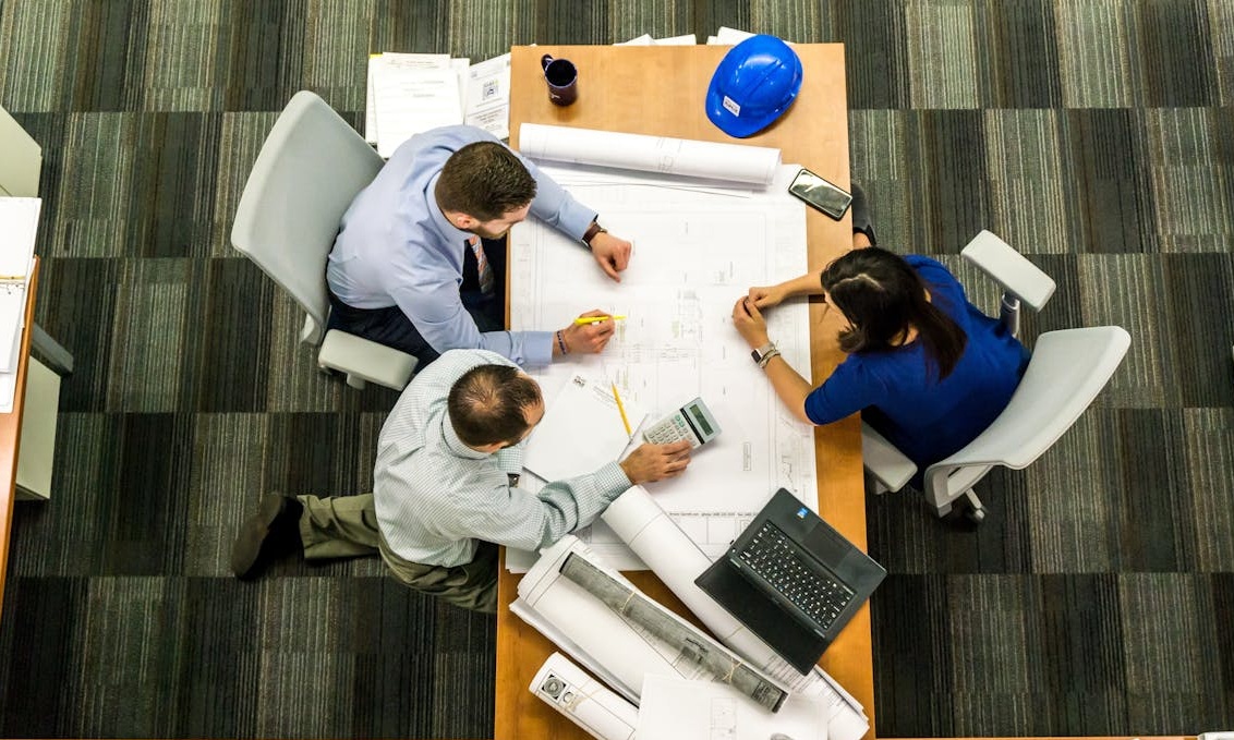 营销专家正在规划内容策略，展示购买粉丝后持续运营的重要性