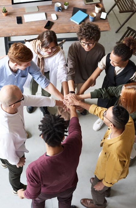 一群人被手机上的热门内容所吸引，体现了社会认同感的力量