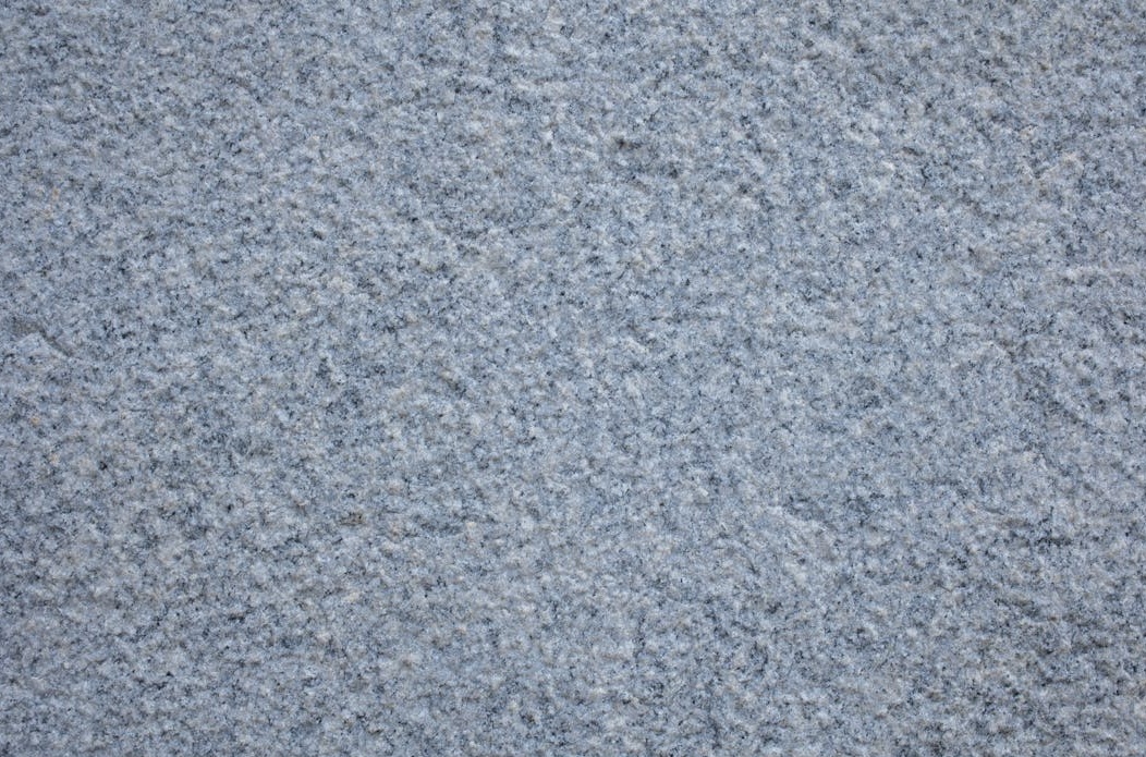 一位内容创作者正在精心拍摄高质量的TikTok视频