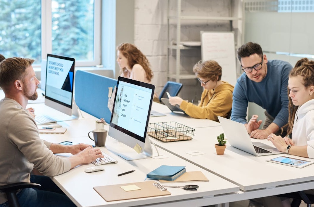 团队正在讨论如何通过刷tk点赞等策略来优化社交媒体表现