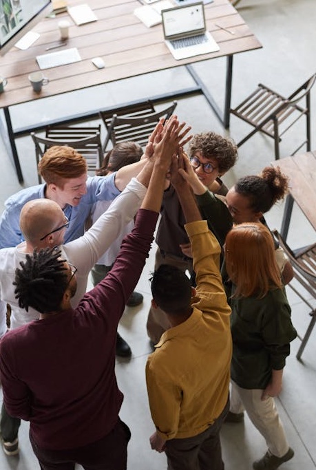 多元团队协作，象征社区和网络建设