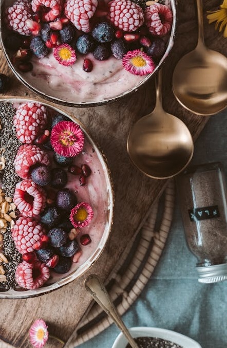 TikTok界面展示了不断增长的粉丝数量和互动