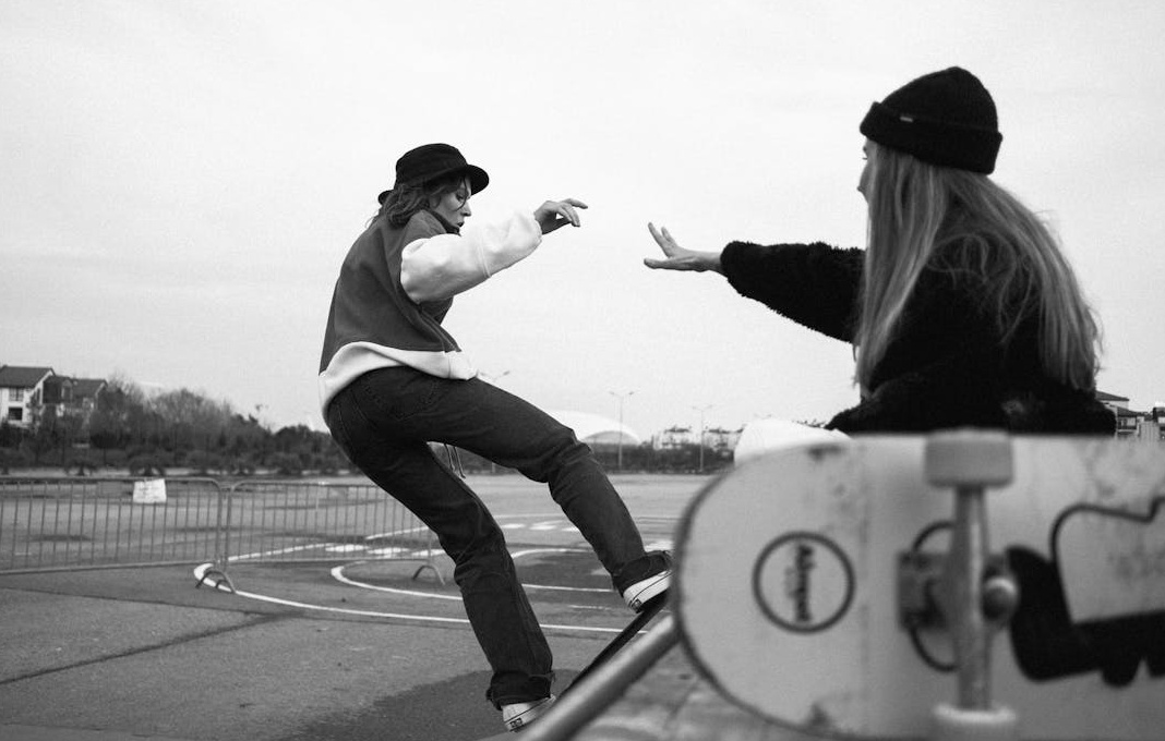 创作者在专业设备前录制高质量视频内容