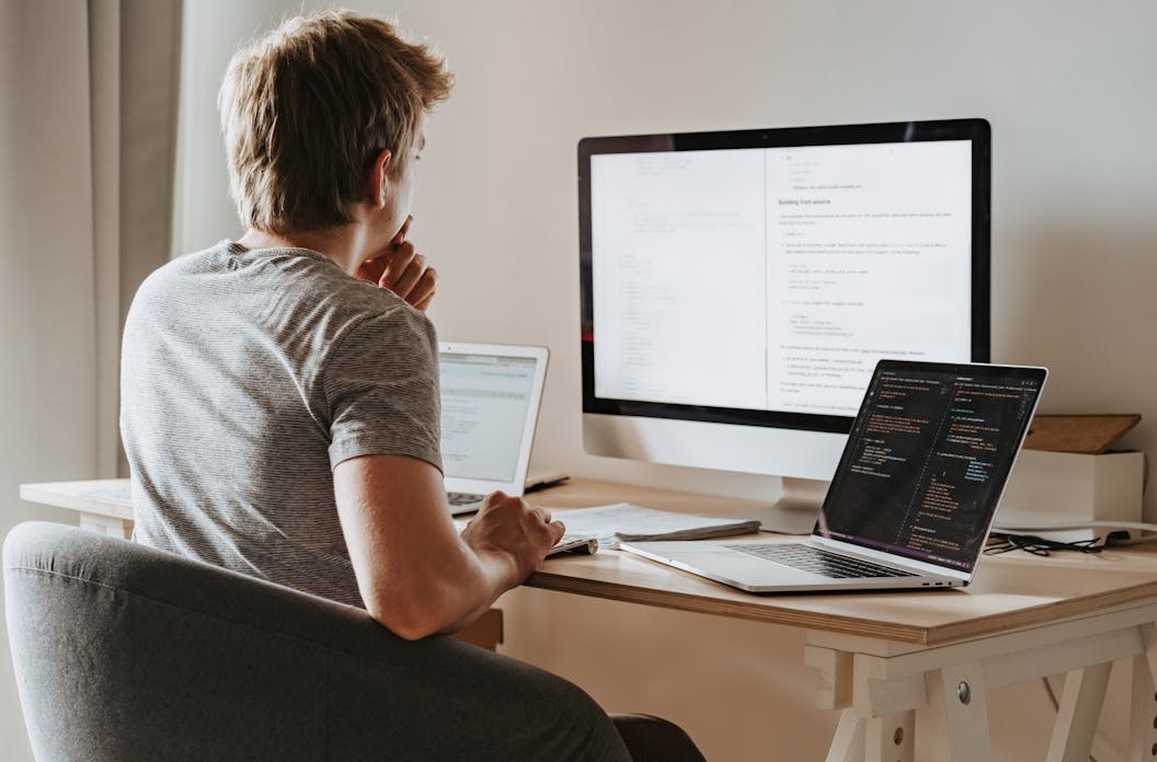 内容创作者专注于为Instagram制作高质量内容