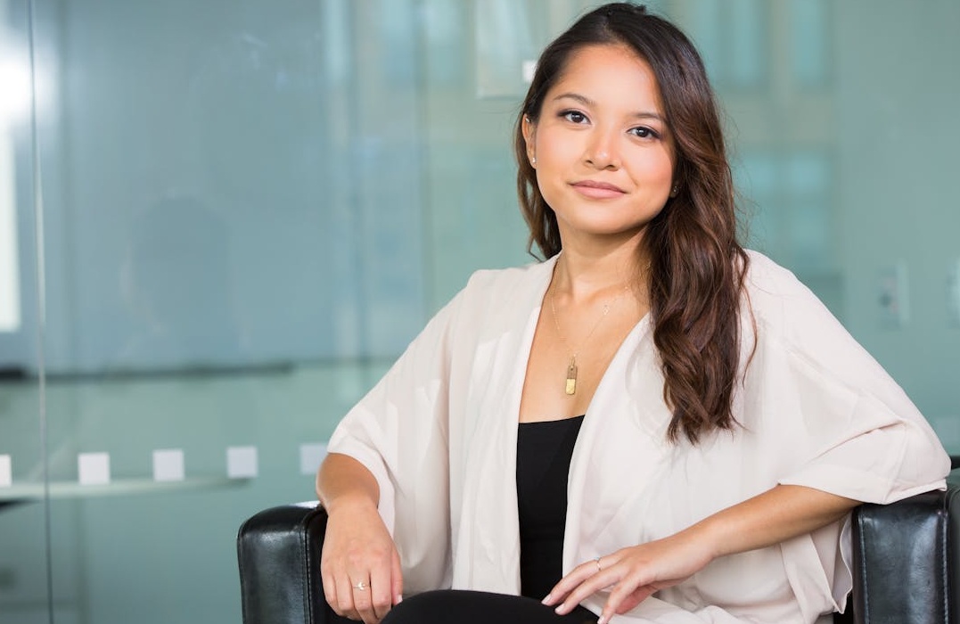 一位内容创作者正在手机上管理她的Instagram账户