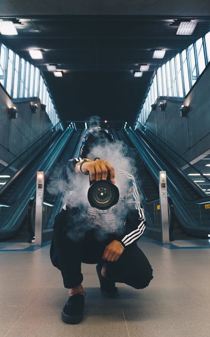 一部手机屏幕上显示着一个拥有大量粉丝和高互动的Instagram个人主页