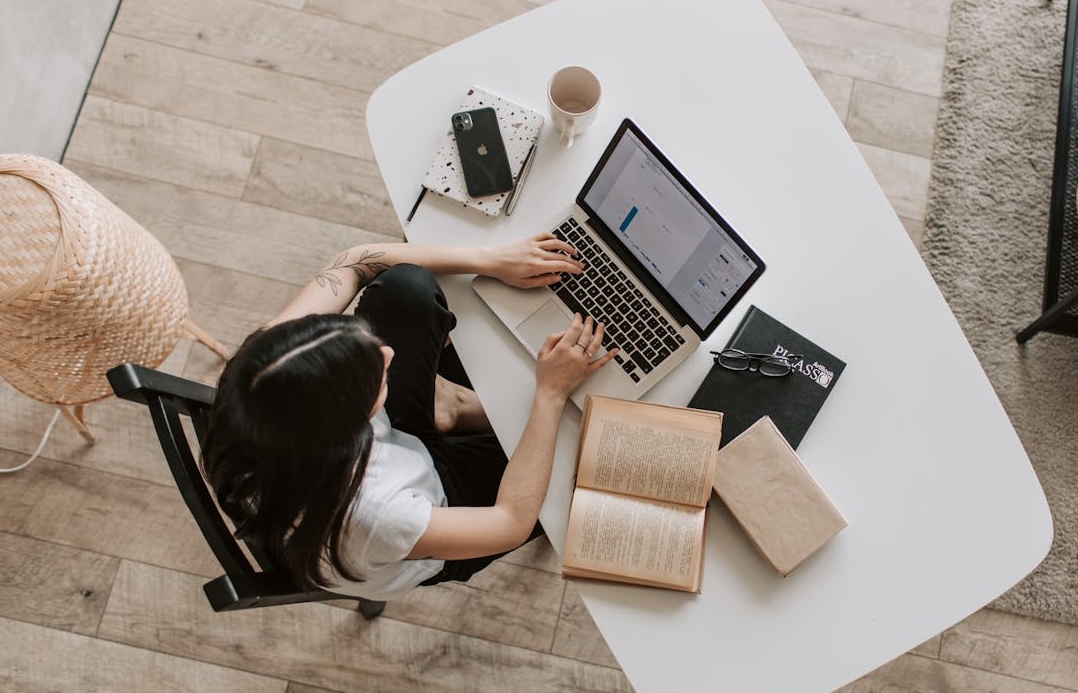 一位YouTube创作者在电脑前感到困惑和挣扎