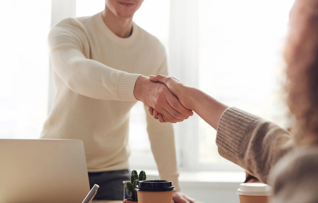 一个团队正在分析数据,代表如何明智地选择订阅服务商