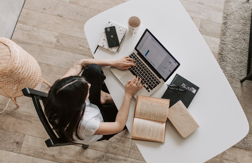 内容创作者专注于拍摄高质量视频