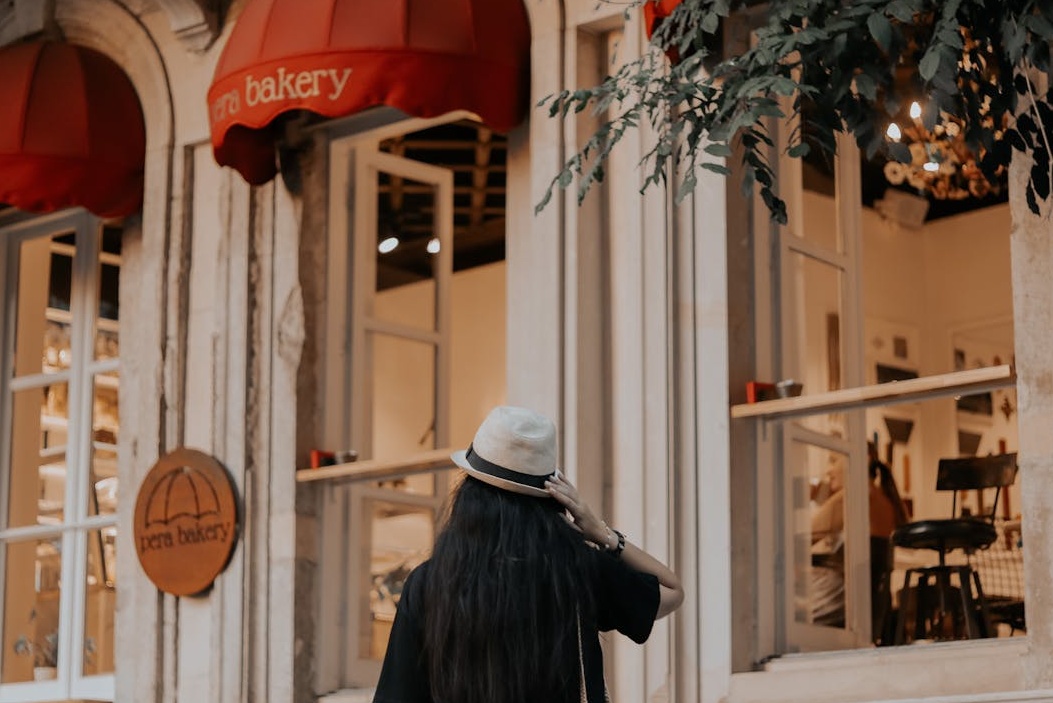 用户通过手机查看高人气的Instagram主页，体现社交认同感