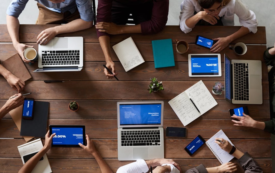 一个团队正在协作讨论社交媒体增长策略，象征着计划性和专业性