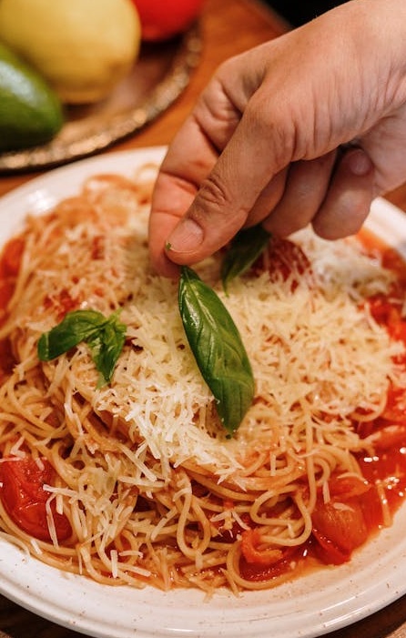 一个人在2025年使用手机浏览Instagram，思考营销策略