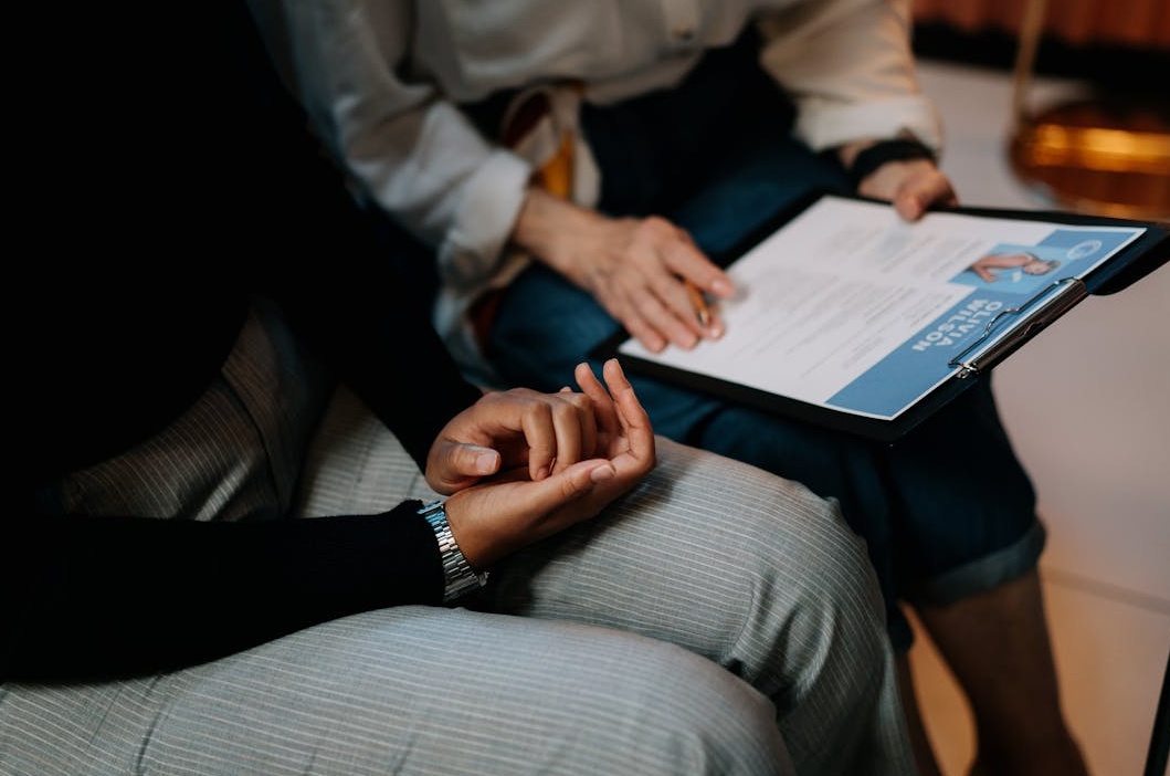 手机屏幕上显示Instagram帖子获得了大量点赞和积极互动