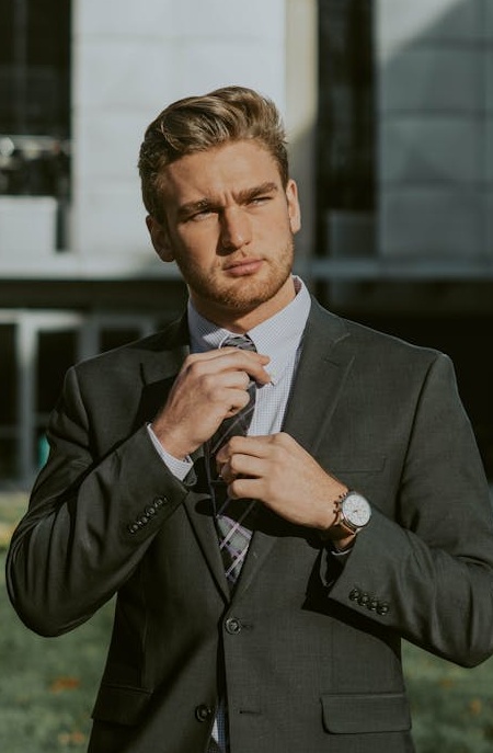 一个人在手机上分析社交媒体数据图表