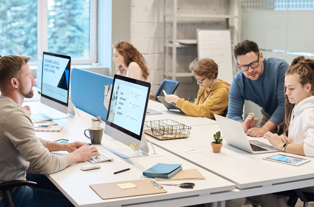 多元化的团队在白板前进行头脑风暴和战略规划