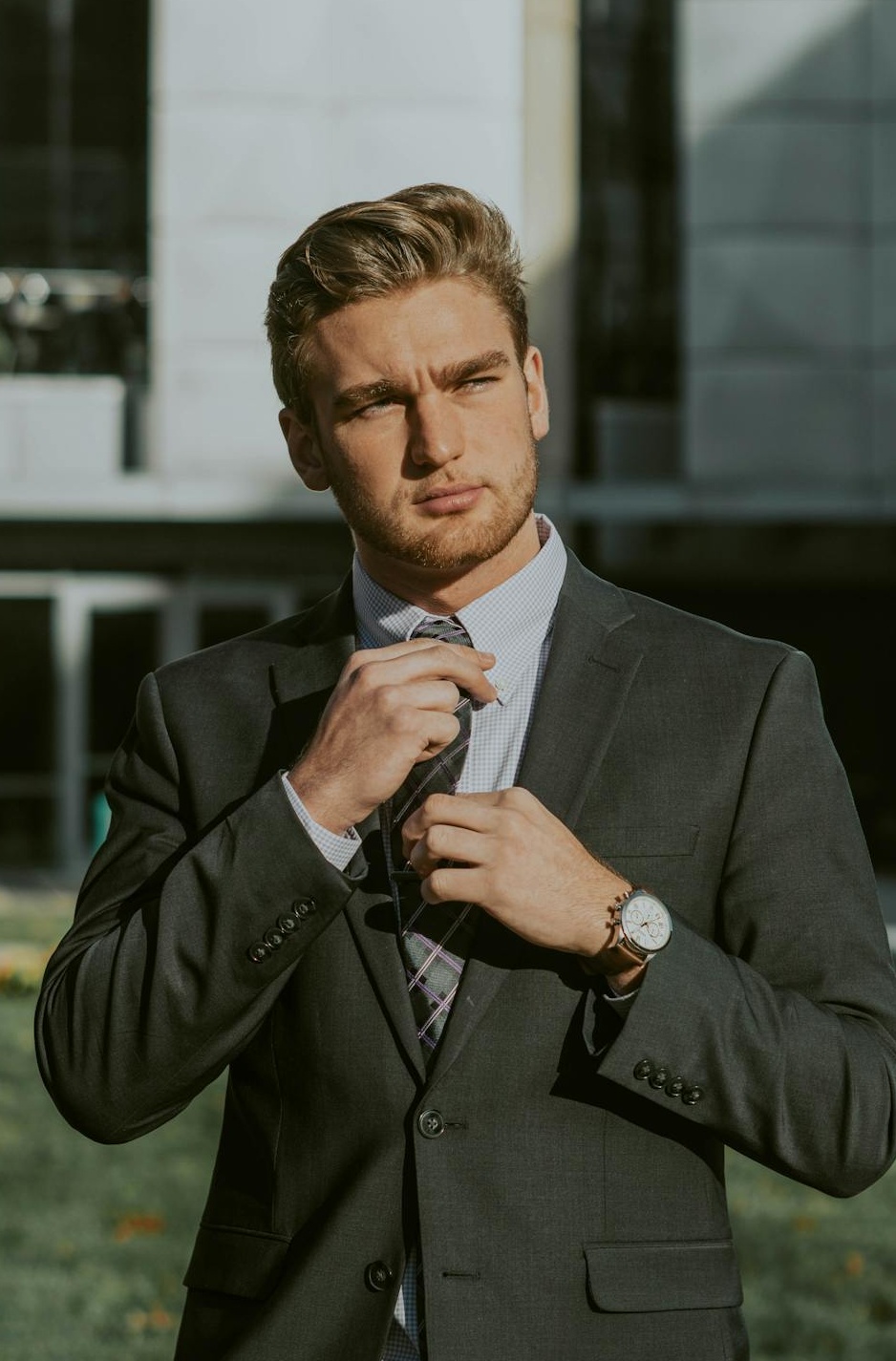 成功的内容创作者正在电脑前规划下一步的TikTok营销活动