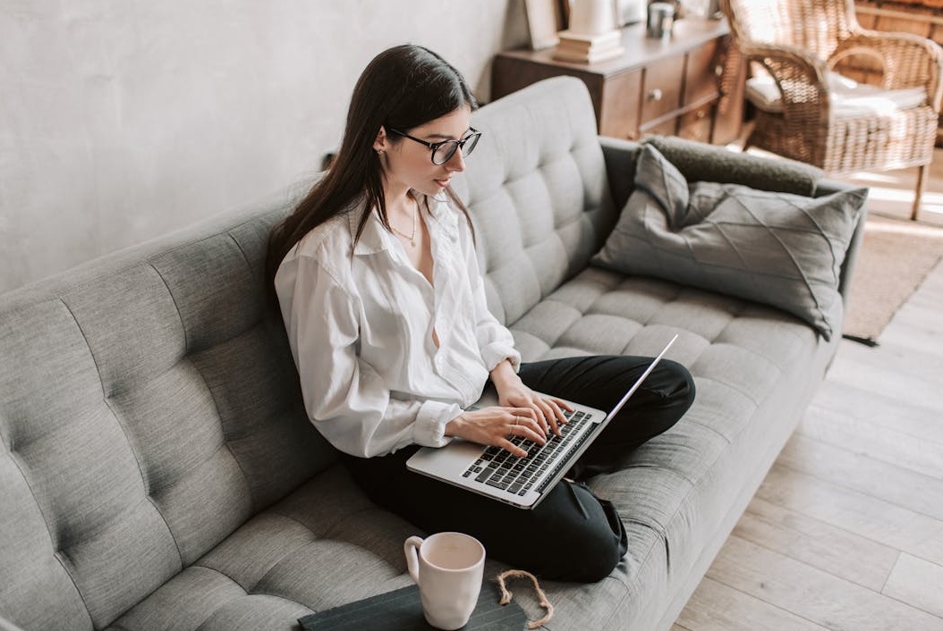 一个拥有高点赞和互动的YouTube视频界面