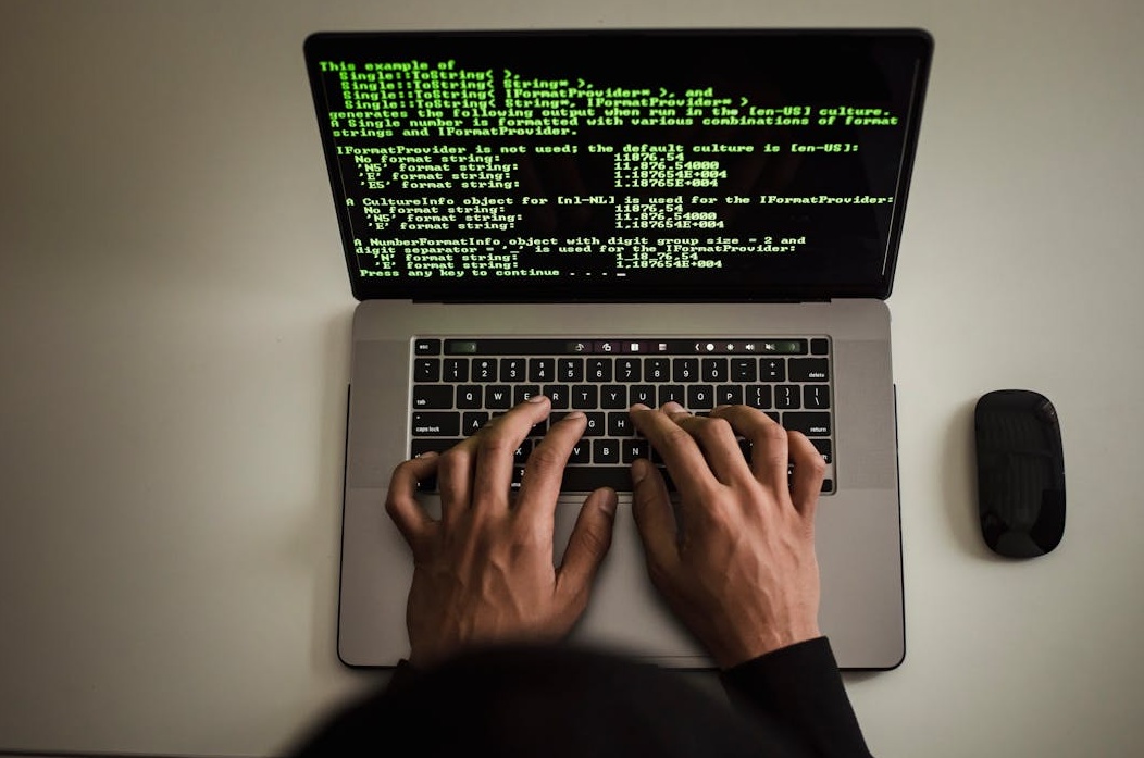 带有安全盾牌和锁的电脑屏幕，代表选择安全的tk买点赞服务