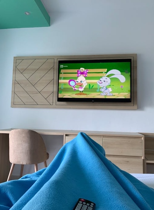 一位充满活力的创作者正在拍摄TikTok视频，强调内容为王