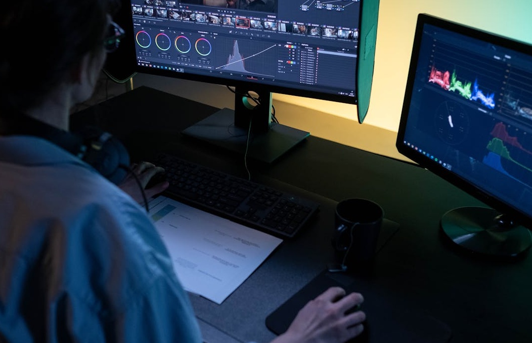 一位正在使用TikTok的创作者，展示其成功的社交媒体形象