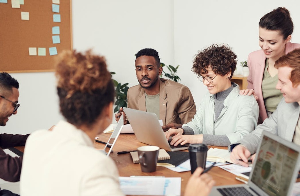 团队正在制定2025年TikTok运营和买粉的增长策略