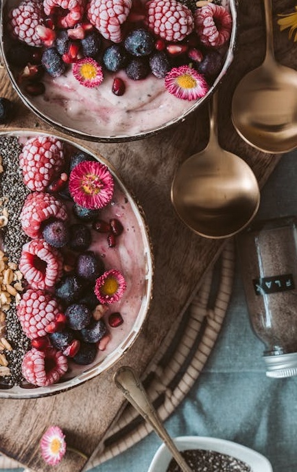 用户在手机上浏览Facebook页面，展示了社交媒体的强大影响力