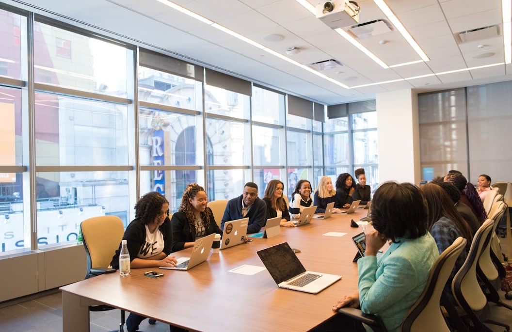 创作者正在分析数据并制定安全的YouTube订阅增长策略