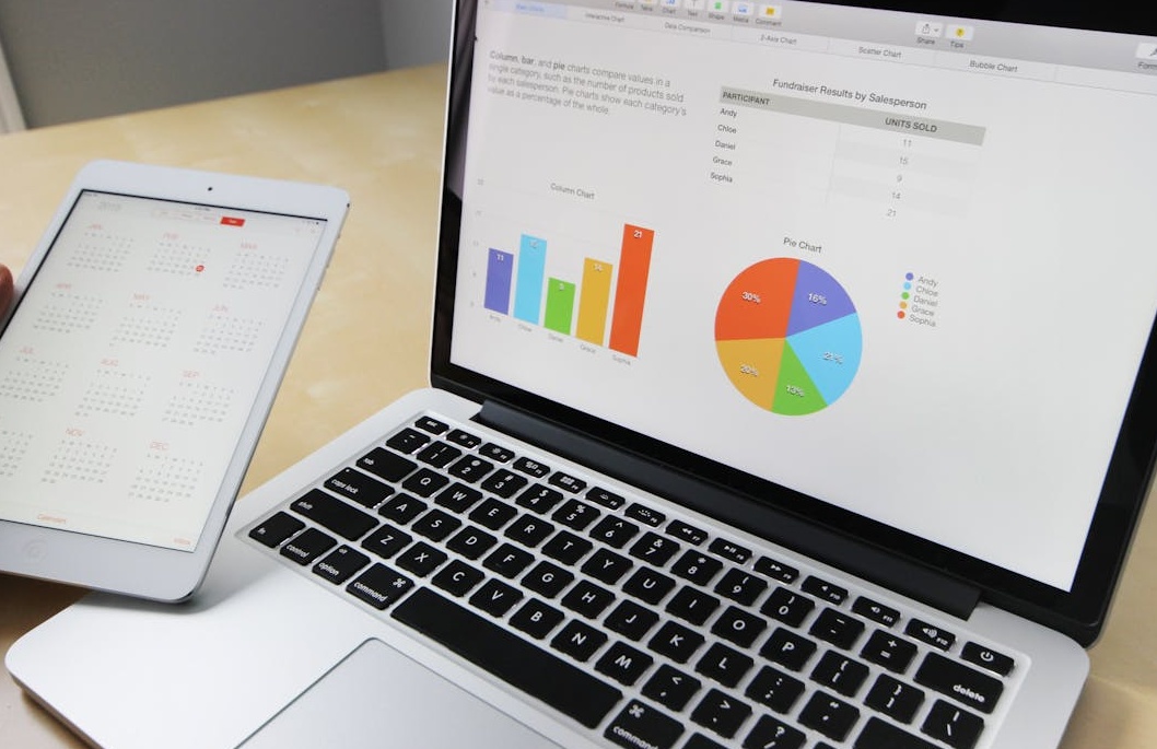 代表社交媒体影响力和观众认可的“点赞”图标