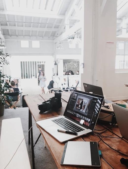 象征社交证明的图表，数字不断增长，显示了TikTok粉丝的重要性