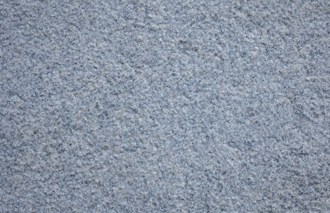 一位内容创作者在专业设备前录制高质量TikTok视频，这是维持粉丝增长的关键策略