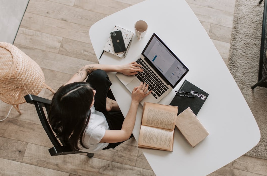 一位内容创作者专注于制作高质量内容，通过买Ins点赞节省了推广时间