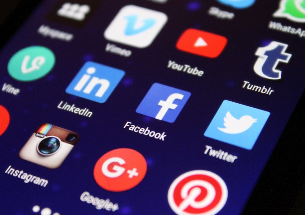 数据网络和连接的抽象视觉图,象征着增长的雪球效应