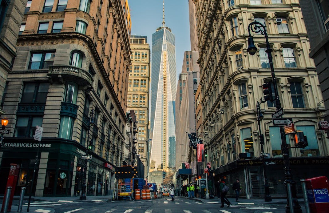 在白板上规划社交媒体增长策略