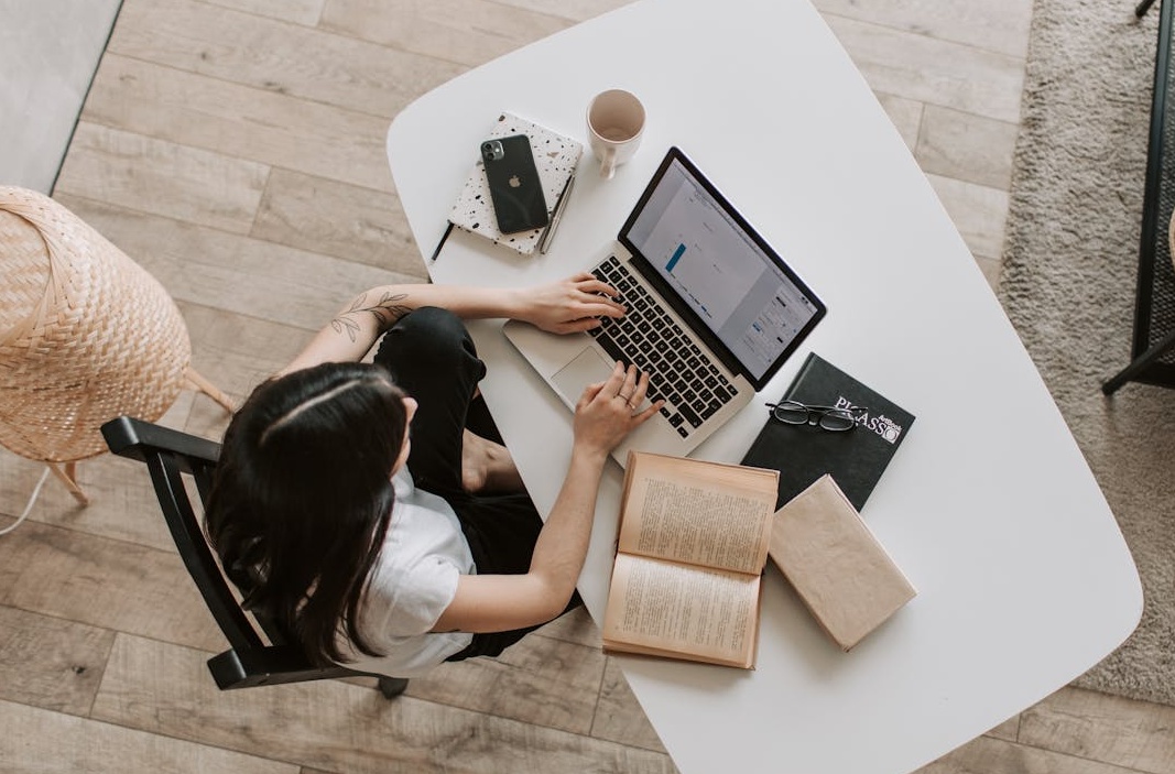 一部手机屏幕上显示着大量的Instagram点赞和评论通知，象征着强大的社交证明