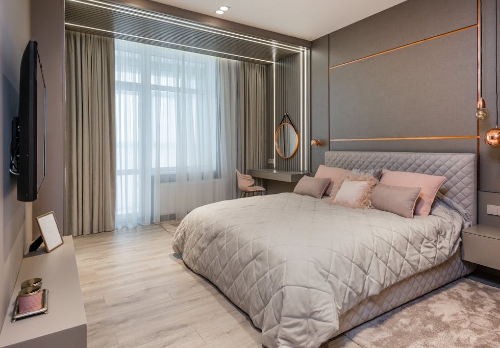 一名用户正在手机上观看Instagram Reels视频，思考如何提升浏览量