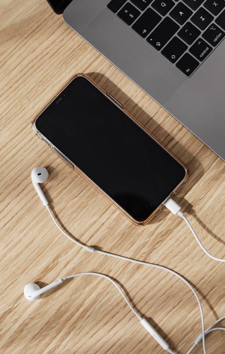 一名策略师在白板上规划社交媒体增长蓝图