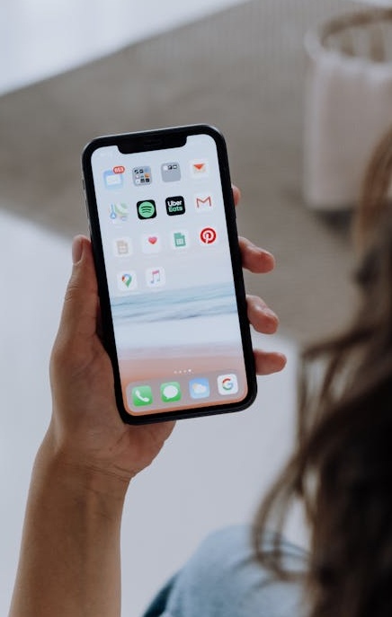 一个向上增长的箭头图表叠加在TikTok应用图标上，形象地展示了通过策略提升浏览量带来的增长。