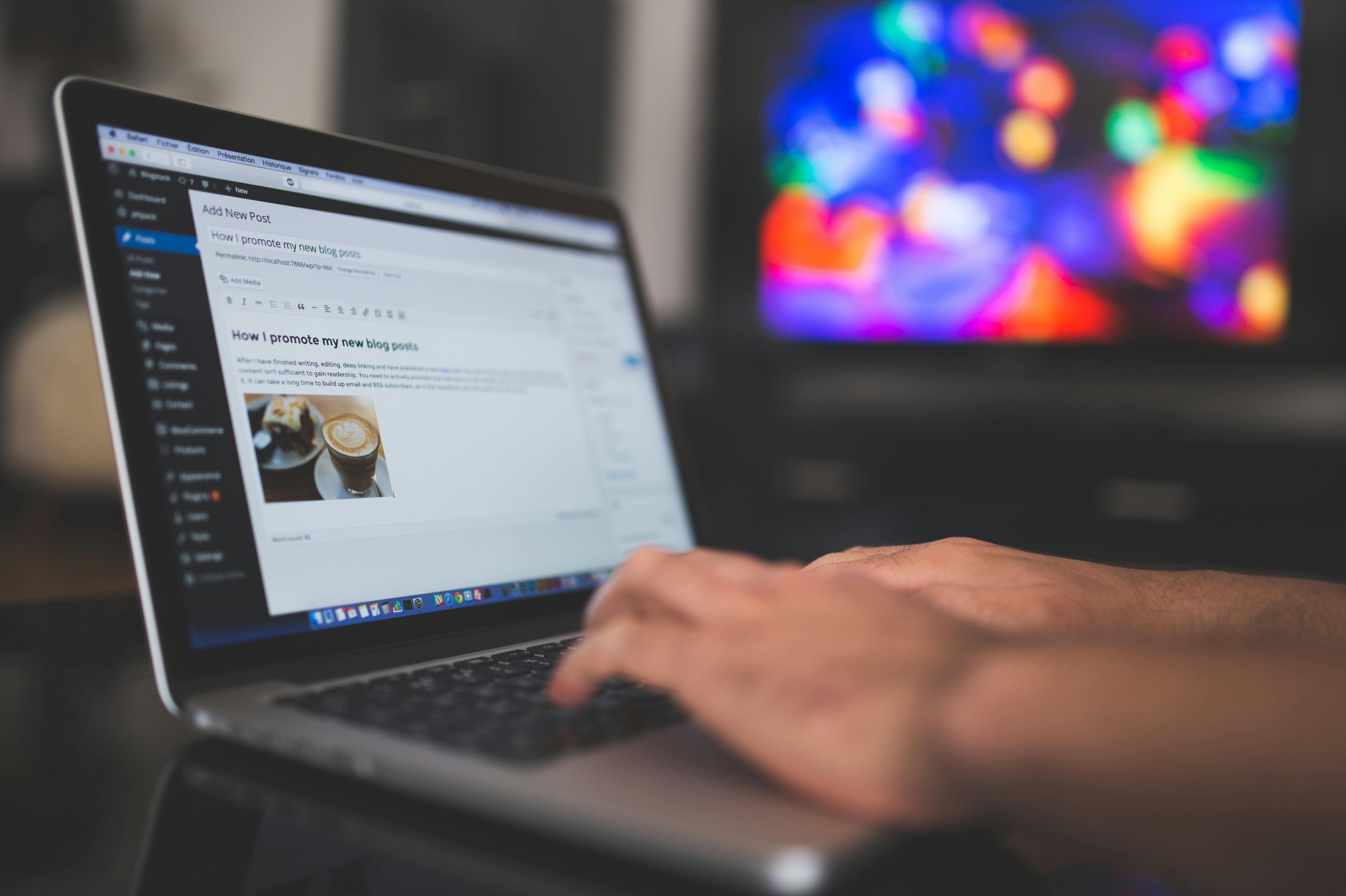 一个充满活跃讨论的YouTube视频评论区