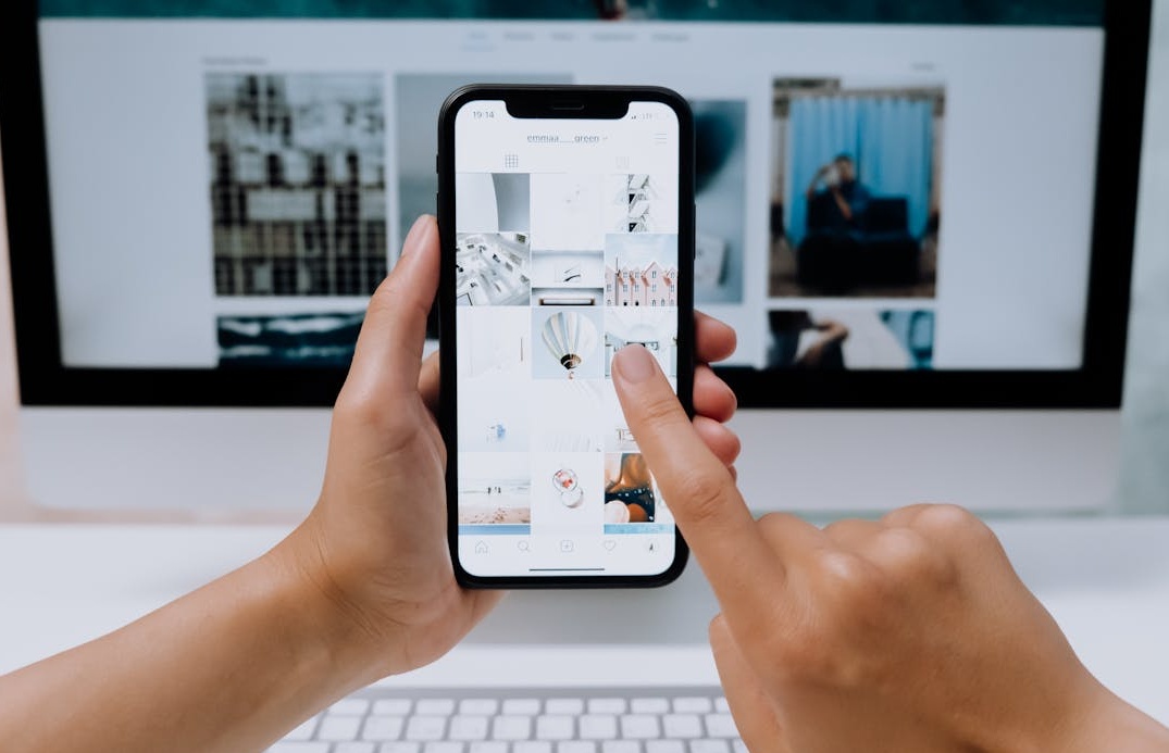 一个引人深思并鼓励评论的Twitter视频内容创作概念图