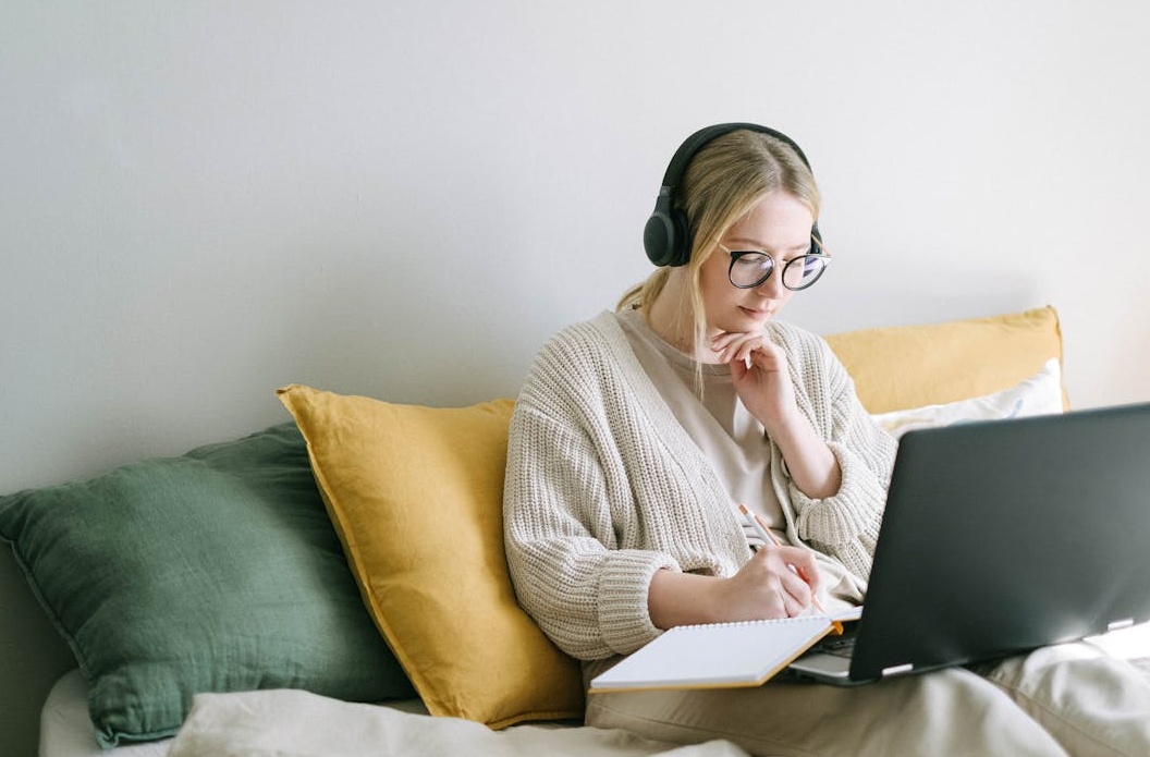 一张清单的特写，代表了选择TikTok增长服务时需要考虑的关键标准。