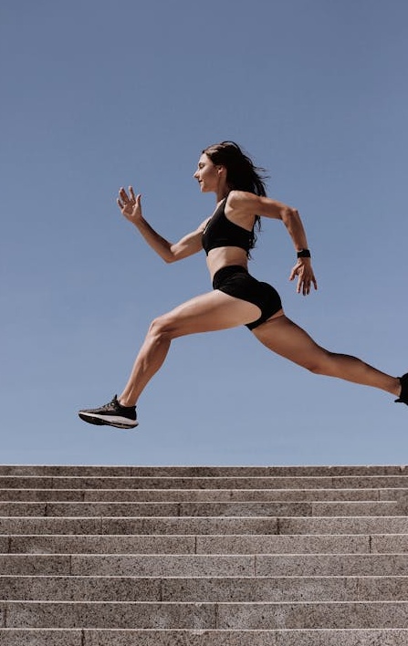 用户在手机上浏览X(推特)信息流,体现社交媒体的普及性