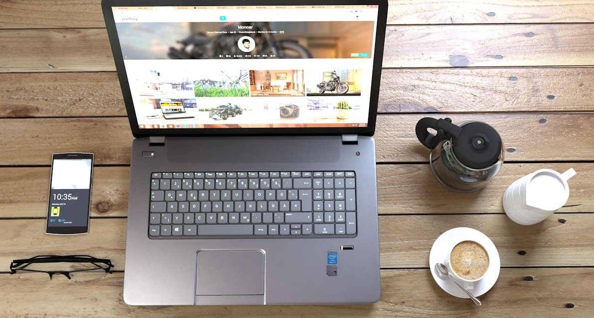 火箭发射升空,比喻使用推特买浏览量平台实现内容的快速增长