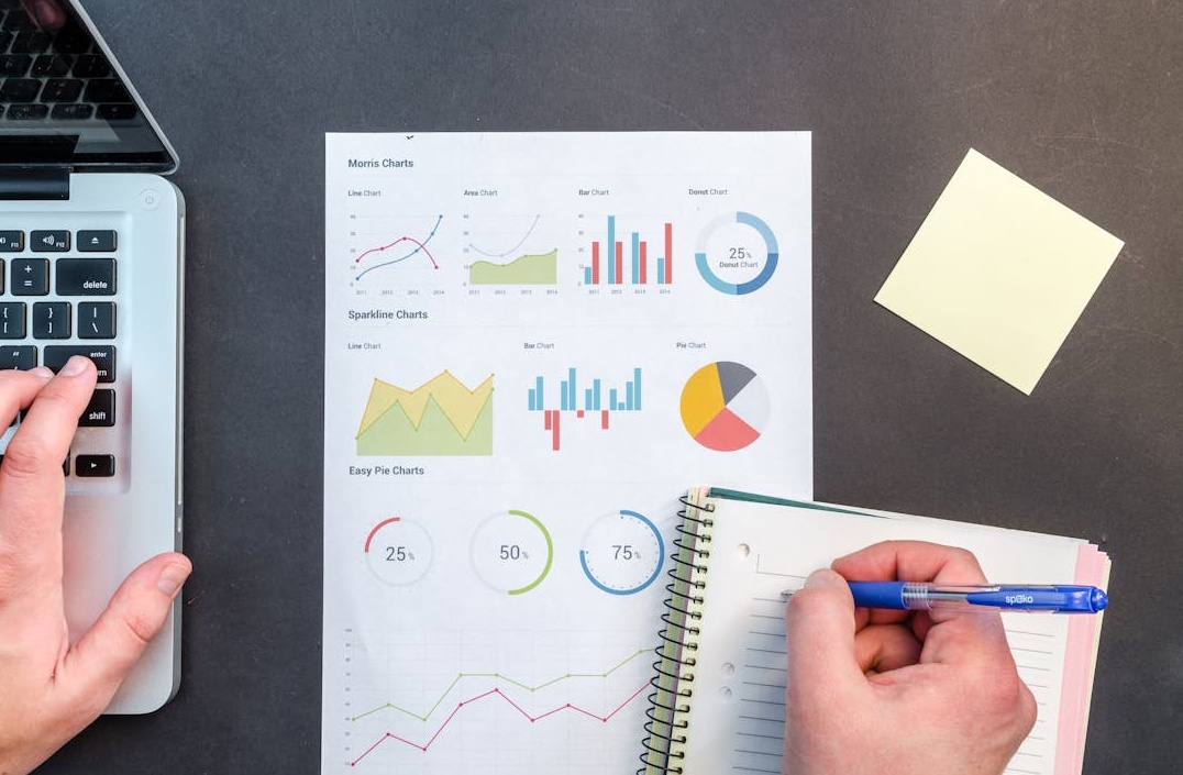 一部手机屏幕上显示着Twitter（X）的界面和增长的粉丝数量图表