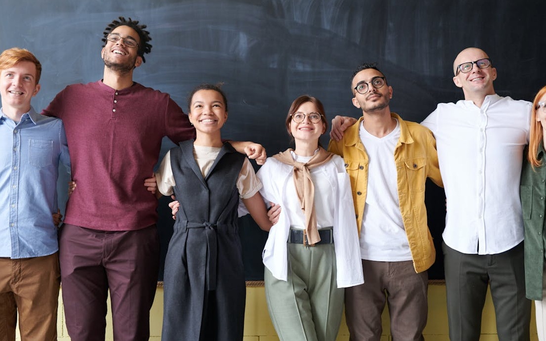 一群多元化的专业人士在电脑前认真工作，象征着谨慎选择和规划社交媒体策略