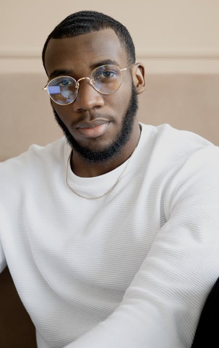 一个展示数据增长的动态图表，象征着社交媒体粉丝的雪球效应