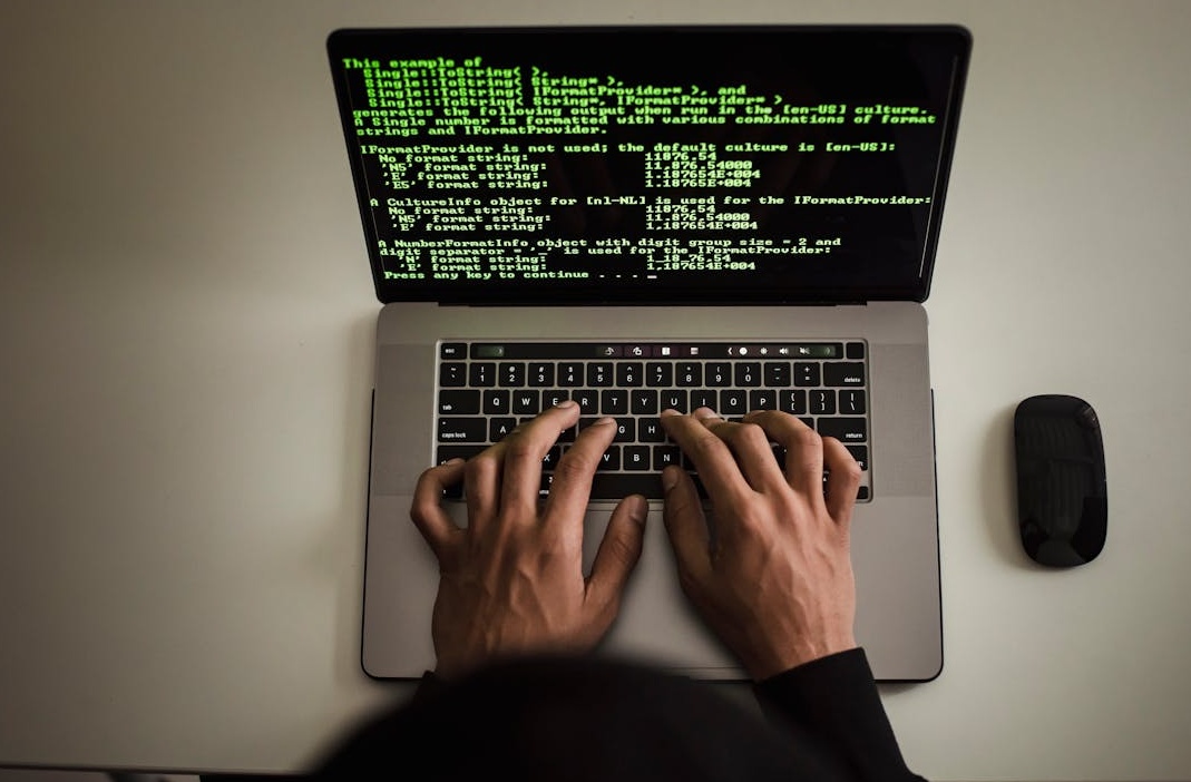 一个精心设计的Instagram主页展示在手机屏幕上