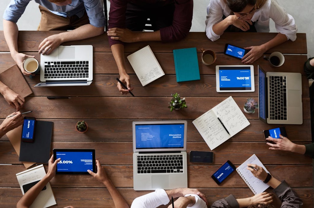 团队在会议室里讨论社交媒体增长策略