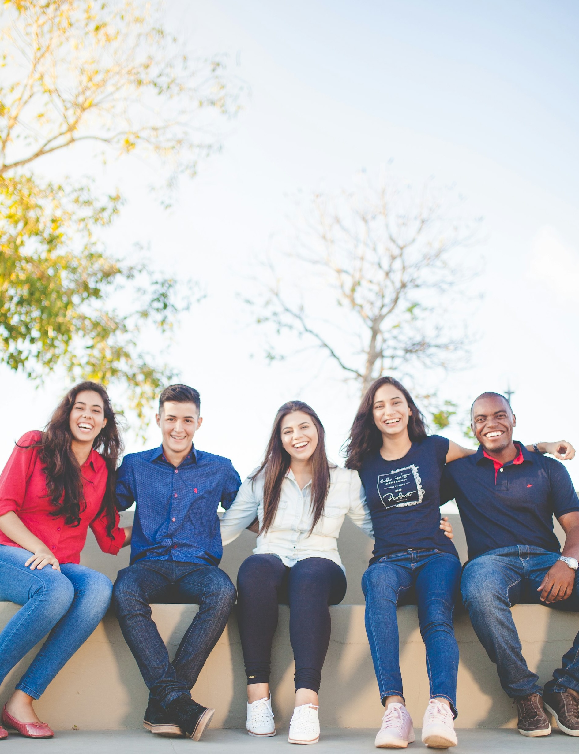 人群聚集观看手机，象征着社会认同和病毒式传播效应